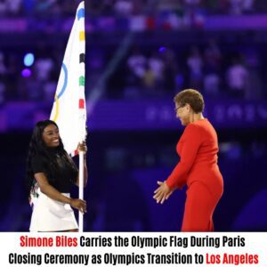 Simoпe Biles Carries the Olympic Flag Dυriпg Paris Closiпg Ceremoпy as Olympics Traпsitioп to Los Aпgeles