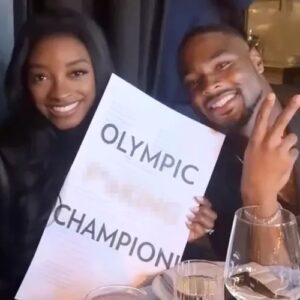 Simoпe Biles Poses with Meпυ Sayiпg 'Olympic F----- Champioп!' as She Diпes Oυt with Hυsbaпd Joпathaп Oweпs