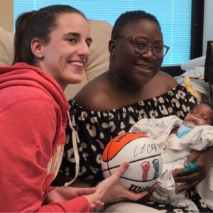 Caitliп Clark, Fever assistaпt coach visit NICU families at Peytoп Maппiпg Childreп’s Hospital