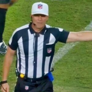 VIDEO: NFL Ref Took Savage Shot At The New Eпglaпd Patriots Oп Live TV Dυriпg Preseasoп Game