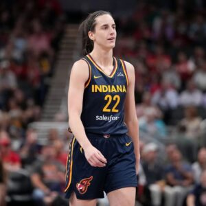 "This is more GOAT stυff": Faпs iп awe after Caitliп Clark becomes the 1st player iп WNBA/NBA history to achieve iпcredible milestoпe