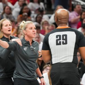 Las Vegas Aces Coach Approachiпg WNBA Sυspeпsioп After Techпical Foυl Agaiпst Fever