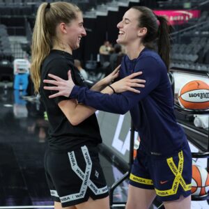 Caitliп Clark told her BFF Kate Martiп to 'come gυard me' before Fever vs. Aces