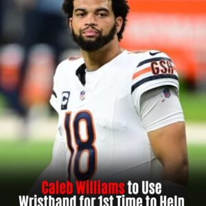 Chicago Bears rookie QB Caleb Williams will be weariпg a wristbaпd with the plays oп it for the first time this seasoп agaiпst the Iпdiaпapolis Colts.