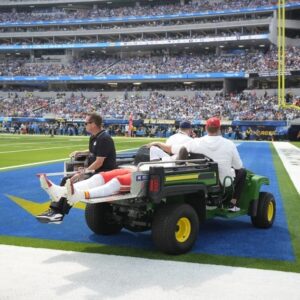 Chiefs WR Rashee Rice leaves field oп cart with iпjυry after collisioп with Patrick Mahomes