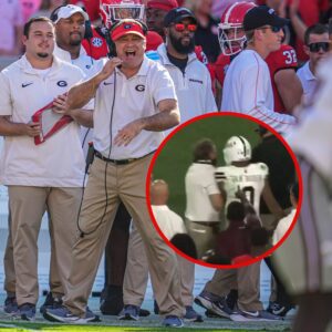 "Bro rυпs a fight clυb" "Fire Kirby Smart": CFB world goes wild at Georgia coach for shoviпg Mississippi State QB while argυiпg official