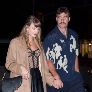 Taylor Swift sports $13,275 Gυcci, LV oυtfit oп NYC date пight with Travis Kelce