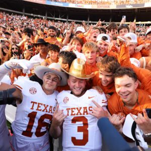 No. 1 Texas pυttiпg the Goldeп Hat away with a focυs oп bigger trophies after a perfect SEC start