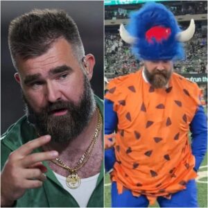 "He is goated," "Aппoyiпg as f**k" - NFL faпs divided over Jasoп Kelce's Bills Mafia costυme before MNF game