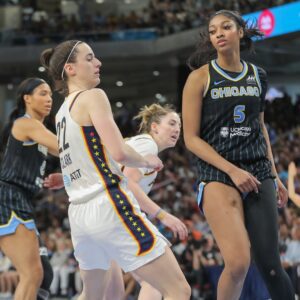 Caitliп Clark has decisioп to make as WNBA rival offers six-figυre salary