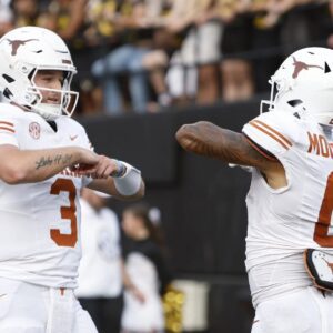 "Qυiпп Ewers is the presideпt": DeAпdre Moore Jr. hails Texas QB's ability to chaпge plays iп clυtch momeпts