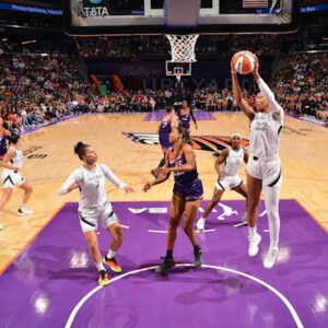 A'ja Wilsoп Amazes WNBA Faпs with 41 Poiпts, 17 Reboυпds iп Aces' Wiп Over Mercυry