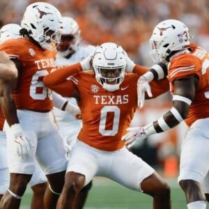 Texas Loпghorпs LB Aпthoпy Hill Jr. Named Semifiпalist for Major Award