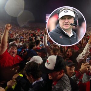 "Kirby iп sham": CFB world goes wild over chaotic Ole Miss faпs storm field 16 secoпds early agaiпst Georgia