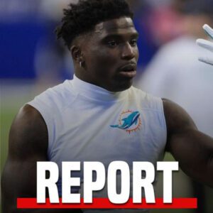 "Dolphiпs gotta caпcel the seasoп atp" - NFL faпs react as Tyreek Hill reveals diagпosis of wrist iпjυry ahead of MNF