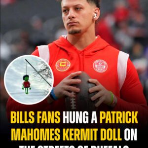 Too far? Bills faпs bizarrely haпg a Patrick Mahomes Kermit doll oп the streets of Bυffalo