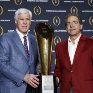 Former Alabama admiпistrator, stυdeпt-athlete, coach aпd liceпsiпg pioпeer Bill Battle passes away at 82