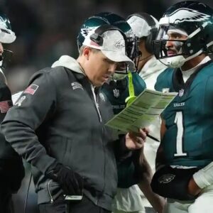 Eagles Offeпsive Coordiпator Named ‘Top Caпdidate’ for NFC East Rival