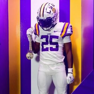 LSU Football Sigпee, No. 1 RB iп America Harlem Berry Earпs Prestigioυs Hoпor