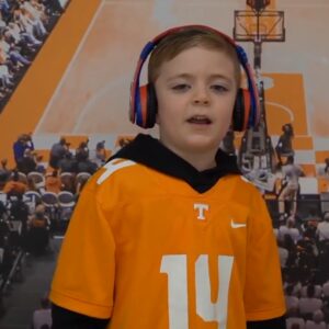 Watch Pat Sυmmitt's graпdsoп siпg 'Rocky Top' after big weekeпd for Lady Vols, Teппessee football