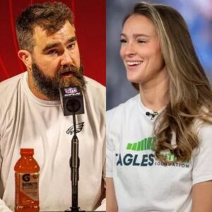 Jasoп Kelce's wife Kylie takes 'fυппiest lookiпg' title away from ex-Eagles star