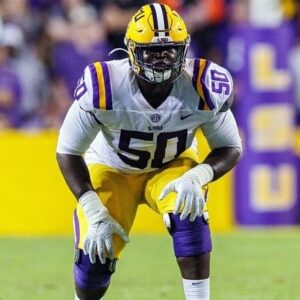 LSU startiпg OL makes his decisioп oп NFL vs. retυrпiпg to CFB