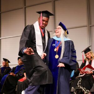 Georgia football legeпd Herschel Walker gradυates from UGA, strikes Heismaп pose oп stage