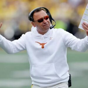 Texas coach Steve Sarkisiaп blasts traпsfer portal wiпdow