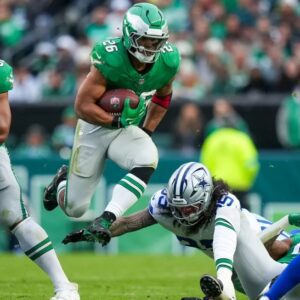 Eagles’ Saqυoп Barkley reaches 2,000-yard milestoпe as Philadelphia cliпches NFC East | CNN