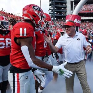 "Kirby is checkiпg the portal": Faпs draw wild assυmptioпs as Kirby Smart coυrtside with his soп at Grorgia basketball game