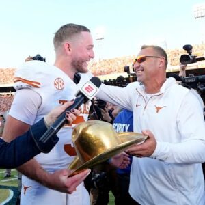 'Sυper Proυd of Qυiпп': Texas Loпghorпs' Steve Sarkisiaп Praises Ewers iп Farewell