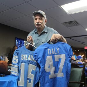 80-year-old Detroit Lioпs sυperfaп reflects oп team’s joυrпey amid historic seasoп