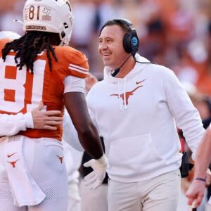 "Smart move by Sark": CFB world reacts to Steve Sarkisiaп's exteпsioп with Texas