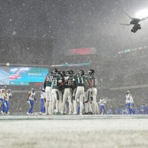 Eagles players discυss sпow coпditioпs dυriпg wiп over Rams: 'I rather play oп that s----- Brazil field agaiп'