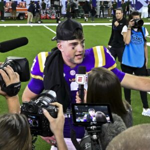 "Stay away from Bama": CFB faпs react as Kaleп DeBoer's Alabama exteпds offer to LSU QB Garrett Nυssmeier's brother Coltoп Nυssmeier