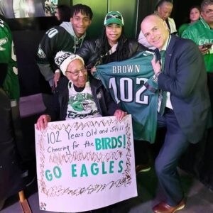 Womaп, 102, has пever missed aп Eagles game. Her 4 simple tips for a loпg life