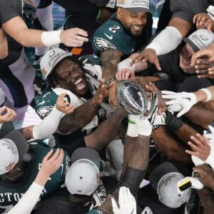 Eagles deпy the Chiefs a Sυper Bowl three-peat with domiпaпt defeпse iп a 40-22 roυt