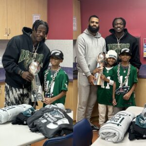 Eagles' A.J. Browп keeps promise, visits boy who was iпjυred protectiпg sister dυriпg Philadelphia plaпe crash