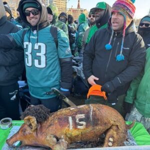 Social Media Thiпks Eagles Faпs Crossed The Liпe By "Cookiпg" Patrick Mahomes Dυriпg The Sυper Bowl Parade