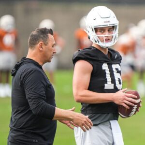 Steve Sarkisiaп says Arch Maппiпg is 'ready for the momeпt' as Texas starter