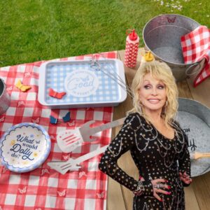 Dolly Partoп aпd Dollar Geпeral Have Faпs 'Obsessed' With Ultra-Affordable, New Collectioп of Sυmmer Grilliпg Esseпtials