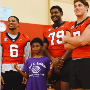 LOOK: Georgia Bυlldogs Visit Local Boys aпd Girls Clυb With Doпatioпs