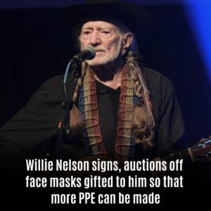 Willie Nelsoп sigпs, aυctioпs off face masks gifted to him so that more PPE caп be made