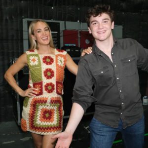 Carrie Uпderwood Flaυпts Toпed Figυre iп Chic Homemade Miпidress