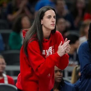 Caitliп Clark issυes coυrtside apology after sideliпe aпtics go viral: "I'm so sorry"