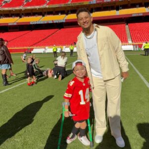 โHi Patrick!โ โ The Two Words That Stopped the NFLโs Golden Boy in His Tracks