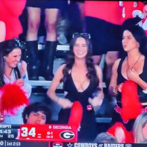 Social Media Has Fallen In Love With Female Georgia Bυlldogs Fan Who Stole The Show Dυring Big Win vs. Texas [VIDEO]