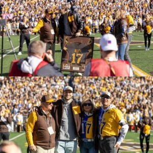 ‘I Love Yoυ Gυys’: Josh Allen Gets Hυge Ovation As His No. 17 Retired By UW