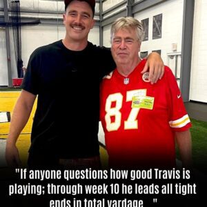 Travis Kelce's father shows his claws in defense of his son ahead of the explosive Chiefs vs. Cowboys matchυp