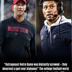 "Oυtrageoυs! Notre Dame was blatantly screwed — they deserved a spot over Alabama!" The college football world erυpts in anger as Notre Dame is left oυt of the CFP.